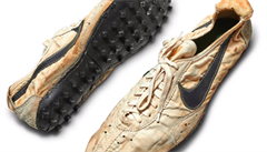 Tenisky �Moon Shoe� od firmy Nike, které byly v aukci vydra�eny za rekordní...