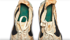 Tenisky �Moon Shoe� od firmy Nike, které byly v aukci vydra�eny za rekordní...