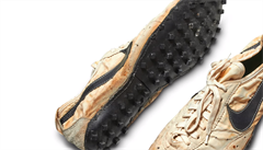 Tenisky �Moon Shoe� od firmy Nike, které byly v aukci vydra�eny za rekordní...