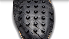 Tenisky �Moon Shoe� od firmy Nike, které byly v aukci vydra�eny za rekordní...