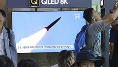 Lidé v televize sledují vypuštění severokorejské rakety. Obě dvě blíže...