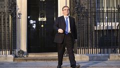 Nov dosazený ministr spravedlnosti Robert Buckland opoutí Downing Street po...