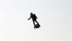 tyicetiletý francouzský inovátor Zapata pi svém pokusu pelett na flyboardu...