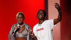 Mary J. Blige a ASAP Rocky vystupují v roce 2017 na pedávání cen BET v Los...