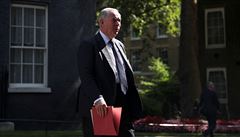 Britský vrchní státní zástupce Geoffrey Cox vychází z sídla premiéra v Downing...