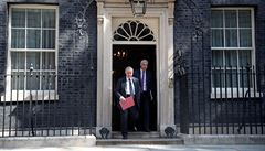 Britský ministr pro Brexit Stephen Barclay (vzadu) vychází ze sídla premiéra v...