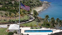 Americká vlajka vlaje ve vtru na ostrov Little St. James v souostroví...
