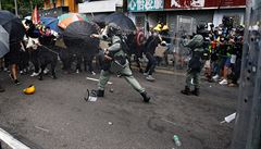 Správkyně Hongkongu hodlá jednat s demonstranty, kteří jsou pokojní. Touží po zklidnění situace ve městě