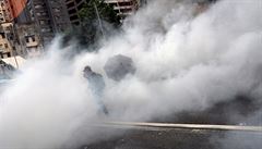 Protesty v Hongkongu provází násilí a útoky slzným plynem ze strany policie.