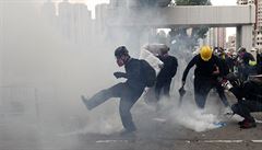 Policie proti části demonstrantů použila slzný plyn.