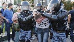 Policisté zatýkají jednoho z úastník sobotních protest v Moskv