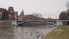 Hradecká policie uzavřela most kvůli podezřelému nálezu v Labi, šlo o nevybuchlý granát