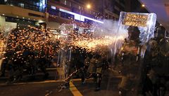 Sedmý protest v Hongkongu se vyostřil, policie použila gumové projektily i slzný plyn