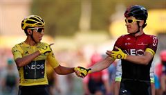 Egan Bernal slaví vítzství se stájovým kolegou Geraintem Thomasem z Británie.