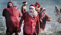Santa Clausové si v Kodani uívali letních radovánek.
