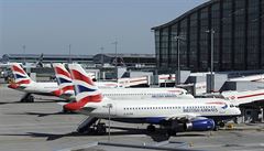 Stojící letadla na britském letiti v Heathrow