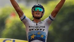 Matteo Trentin se raduje z triumfu v 17. etapě Tour de France.