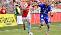 Petr �ev�ík ze Slavie a Michal Vep�ek z Olomouce v souboji o mí�.