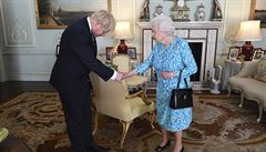 Královna Alžběta pověřila Borise Johnsona sestavením vlády.