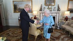 Boris Johnson na setkání s královnou.