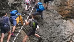 VIDEO: et turist rozzuili Slovky. V sandlech bezohledn pedbhali na nebezpench skalch