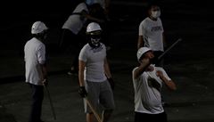 Násilí gangů i policie zasáhlo Hongkong. Opozice spekuluje o propojení vlády s triádami