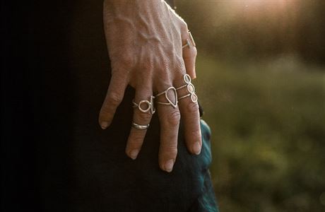 Fotogalerie: Zásnubní prsten s kuličkou z granátu