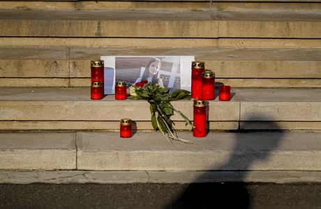 Svíky a kvtiny na památku zavradné patnáctileté dívky ped rumunským...