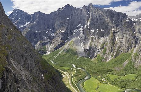 Uprosted masivu Trolltindane v Norsku je vidt nejvyí kolmá horská stna...