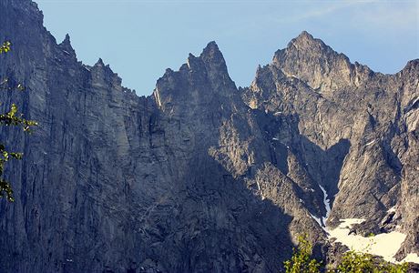 Vlevo je nejvyí kolmá skalní stna Evropy Trollveggen v Norsku.