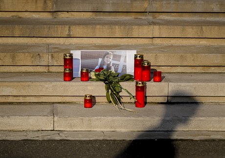 Svíky a kvtiny na památku zavradné patnáctileté dívky ped rumunským...