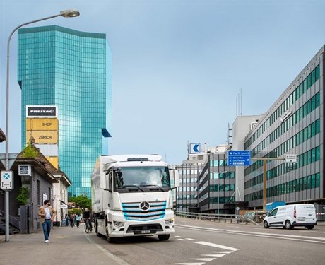 Elektronáklaák Mercedes Benz eActros.