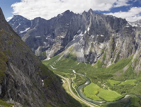 Uprosted masivu Trolltindane v Norsku je vidt nejvyí kolmá horská stna...