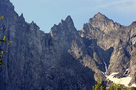 Vlevo je nejvyí kolmá skalní stna Evropy Trollveggen v Norsku.