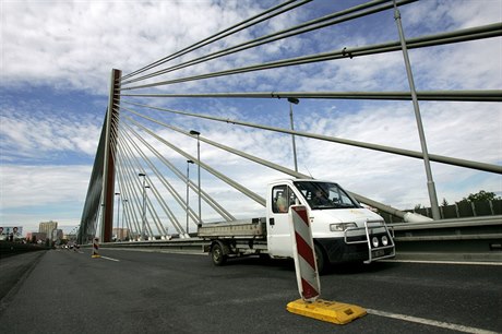 Lanový most na praské Jiní spojce.