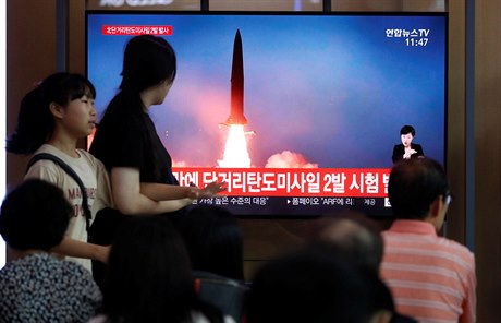 Lidé v jihokorejském Soulu sledují na obrazovce vystelení severokorejské...