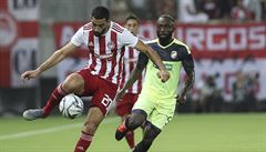 Olympiakos Pireus - Plze: domácí Yassine Meriah bojuje o mí s Nqandu Kayambou.
