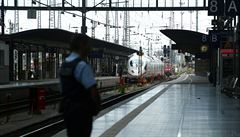 Rozsáhlý zásah na hodinu uzavřel nádraží v německém Frankfurtu. Policisté zadrželi tři pachatele, kteří se pokusili vykrást banku