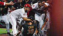 VIDEO: Obrovská potyčka v MLB. Do rvačky mezi Cincinnati a Pittsburghem se zapojily celé týmy