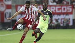 Hrá Olympiakosu Yassine Meriah je pronásledovaný Joelem Kayambou z Plzn.