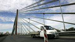 Praha hled nov jmno pro lanov most na Jin spojce. Oficiln nzev zn Y529SDOSD pes Mitas