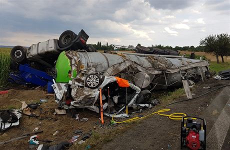 Sráku cisterny a dvou osobních aut na Kutnohorsku nepeili 3 lidé, dalí dva...