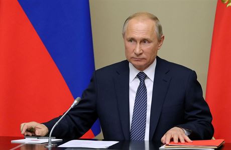 Ruský prezident Vladimir Putin pedsedá zasedání ruské bezpenostní rady ve...