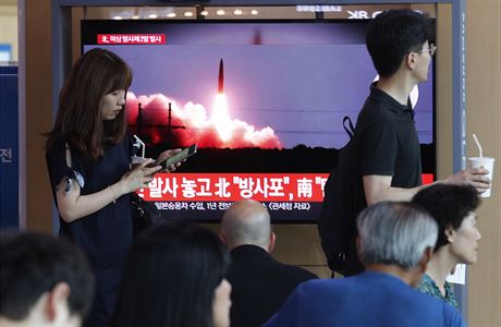 Lidé sledují v televizi odpálení balistických raket v Severní Koreji.