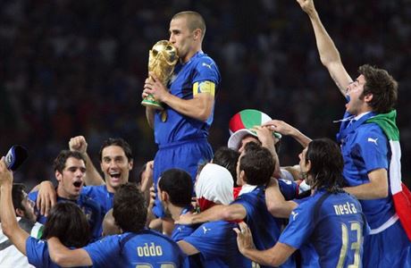 Fabio Cannavaro slaví italské prvenství.