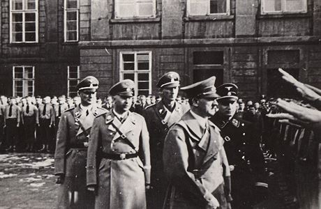 Adolfa Hitlera pivítali 16. bezna 1939 na Praském hrad také studenti...