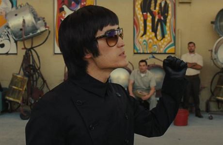 Mike Moh jako Bruce Lee. Snmek Tenkrt v Hollywoodu (2019). Reie: Quentin...