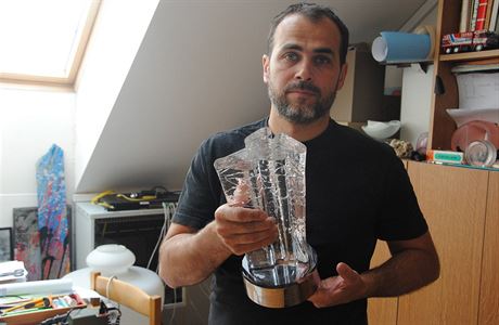 Sklá Ondej Strnadel z Valaského Meziíí vyrábí trofeje pro Moto GP.