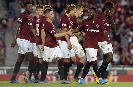 Guelor Kanga se raduje z druhé promnné penalty do sít Píbrami.