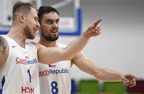 Ppravn turnaj basketbalist: R - Tunisko, 9. srpna 2019 v Praze. Zleva...